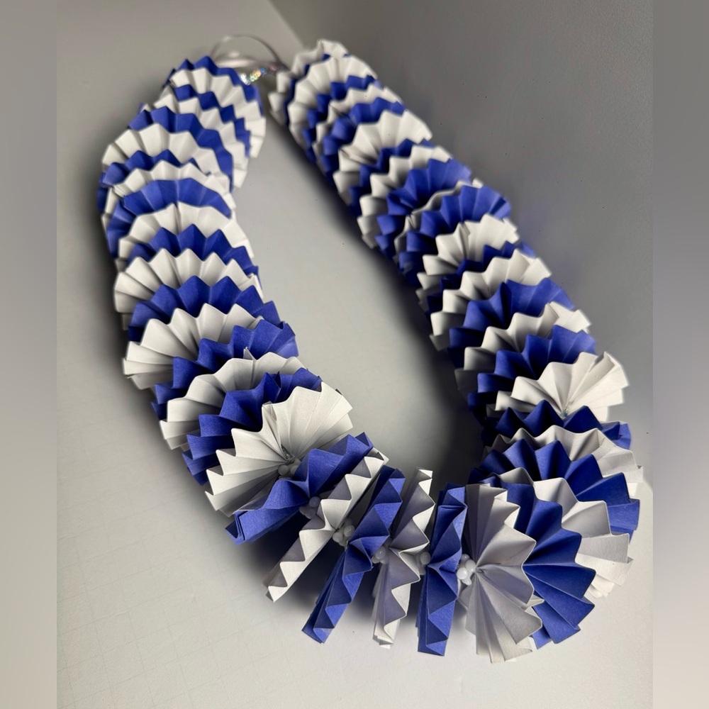 Handmade Blue & White Paper Lei - Picture 5 of 6